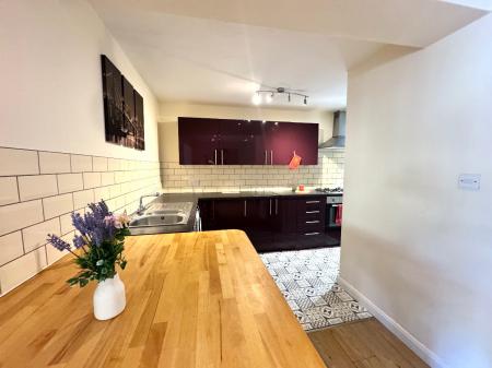 5 bedroom Semi-detached house to let in 21 Montfort Close, UKC