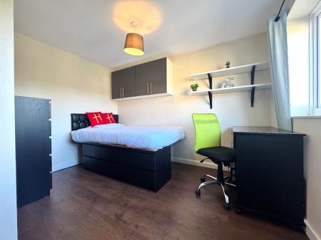 5 bedroom Semi-detached house to let in 21 Montfort Close, UKC