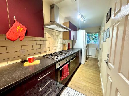 5 bedroom Semi-detached house to let in 21 Montfort Close, UKC