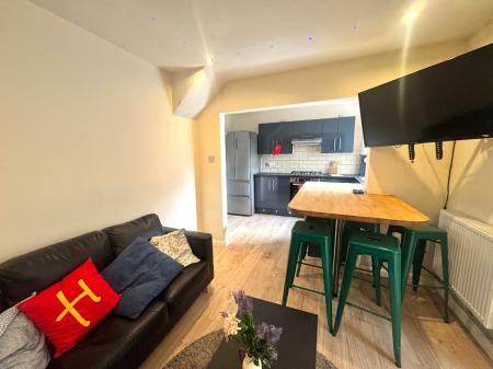 5 bedroom Semi-detached house to let in 5 Bed Student House - 50 New Ruttington Lane