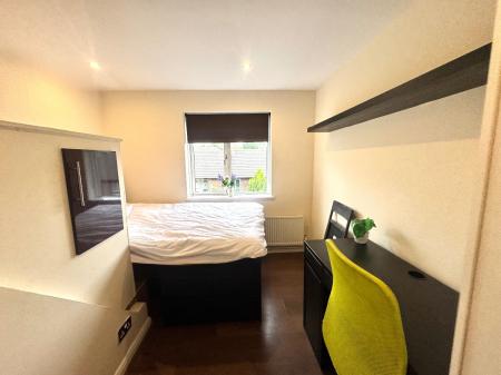 5 bedroom Semi-detached house to let in 5 Bed Student House - 50 New Ruttington Lane