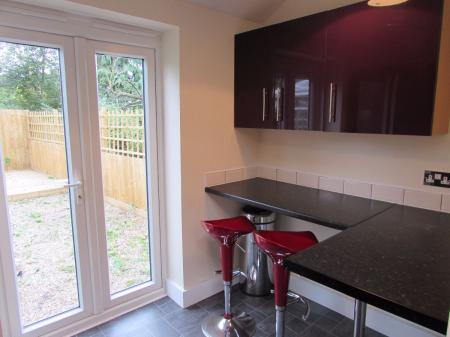 5 bedroom Semi-detached house to let in 5 Bed Student House - 10 Guildford Road