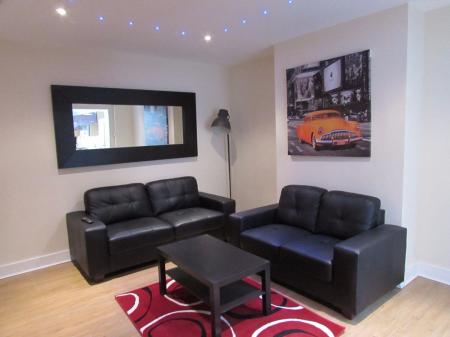 5 bedroom Semi-detached house to let in 5 Bed Student House - 10 Guildford Road