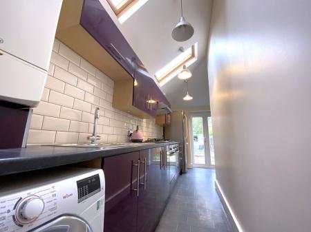 5 bedroom Semi-detached house to let in 5 Bed Student House - 10 Guildford Road