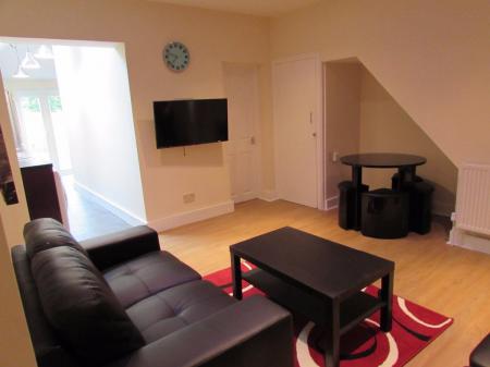 5 bedroom Semi-detached house to let in 5 Bed Student House - 10 Guildford Road