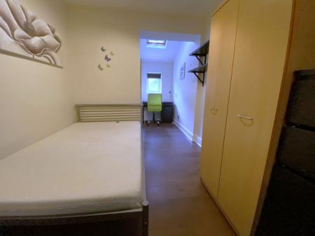 5 bedroom Semi-detached house to let in 5 Bed Student House - 10 Guildford Road