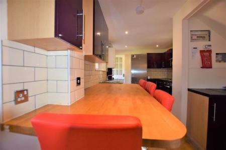 6 bedroom Semi-detached house to let in 6 Bed Student House - 26 Knight Avenue