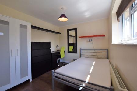 6 bedroom Semi-detached house to let in 6 Bed Student House - 26 Knight Avenue