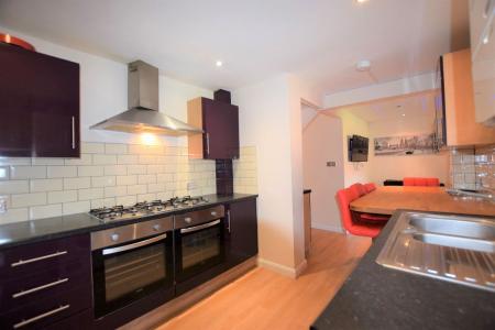 6 bedroom Semi-detached house to let in 6 Bed Student House - 26 Knight Avenue