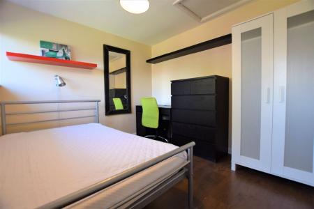 6 bedroom Semi-detached house to let in 6 Bed Student House - 26 Knight Avenue