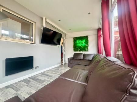 7 bedroom Semi-detached house to let in 22 Downs Road, UKC