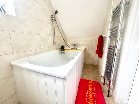 7 bedroom Semi-detached house to let in 22 Downs Road, UKC