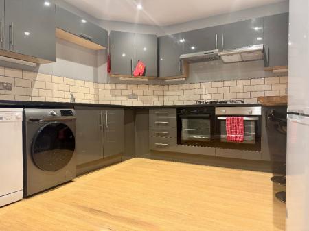 7 bedroom Semi-detached house to let in 22 Downs Road, UKC