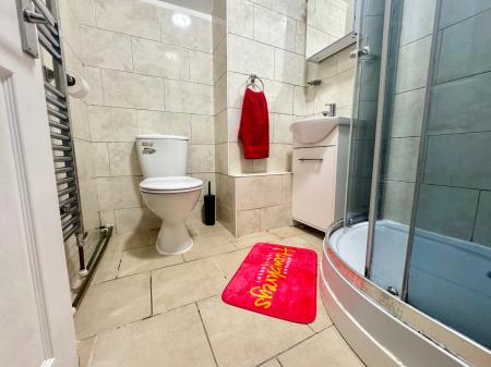 7 bedroom Semi-detached house to let in 22 Downs Road, UKC