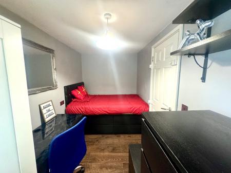 7 bedroom Semi-detached house to let in 7 Bed Student Home - 93 Tenterden Drive