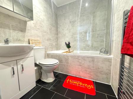 7 bedroom Semi-detached house to let in 7 Bedroom Student Home - 99 Downs Road