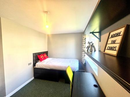 7 bedroom Semi-detached house to let in 7 Bedroom Student Home - 99 Downs Road