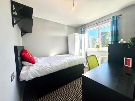 7 bedroom Semi-detached house to let in 7 Bedroom Student Home - 99 Downs Road