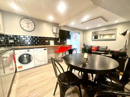 6 bedroom Semi-detached house to let in 6 Bedroom Student Home - 12 Godden Road, UKC