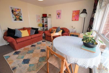 3 Bedroom Student Home - 20 Hawe Close