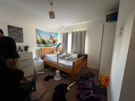 6 bedroom Semi-detached house to let in Pretoria Road, Canterbury