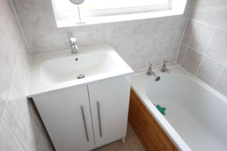 4 bedroom Semi-detached house to let in Westerham Close, Canterbury