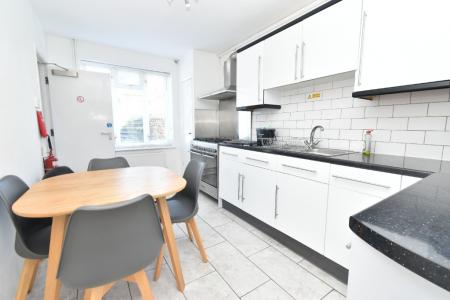 4 bedroom Semi-detached house to let in Darrell Place, Earlham, Norwich, NR5