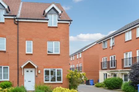 4 bedroom Semi-detached house to let in Horn Pie Road, Three Score, Norwich, NR5