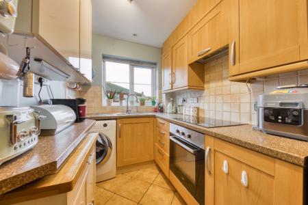 2 bedroom Flat for sale in kingfisher close, Norwich, NR12
