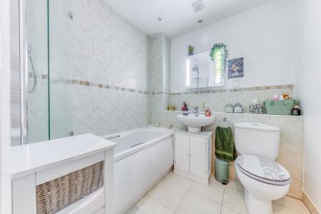 2 bedroom Flat for sale in kingfisher close, Norwich, NR12