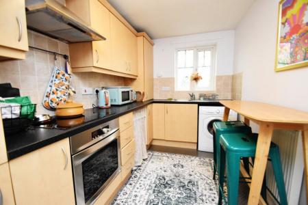 2 bedroom Property to let in Kings Court - DL16