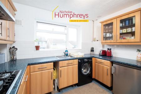 2 bedroom Property to let in Laurel Close, Corfe Mullen