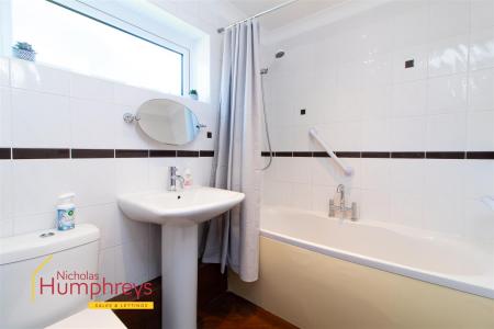 2 bedroom Apartment to let in Princes Road, Ferndown