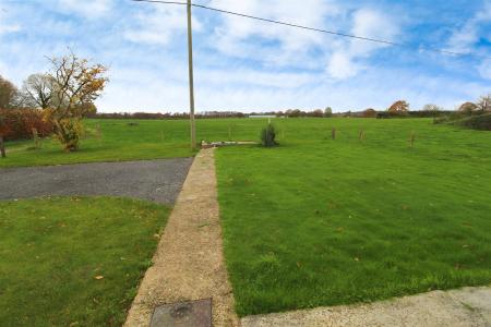 2 bedroom Detached house to let in Charlton, Hampreston
