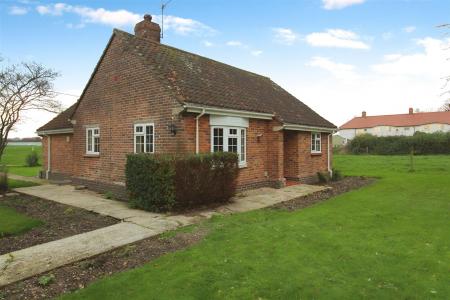 2 bedroom Detached house to let in Charlton, Hampreston