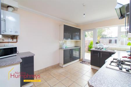 4 bedroom Chalet to let in Hayes Close, Wimborne