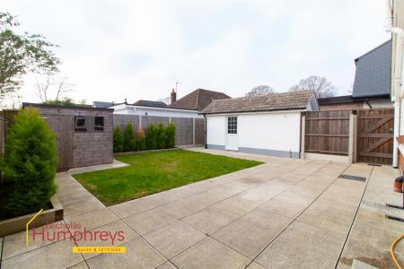 4 bedroom Chalet to let in Hayes Close, Wimborne