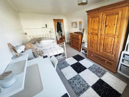 4 bedroom Detached house to let in CHERRY HILL GROVE UPTON POOLE
