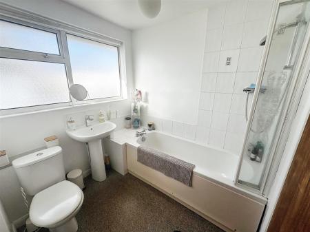 4 bedroom Detached house to let in CHERRY HILL GROVE UPTON POOLE