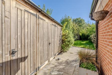 4 bedroom Semi-detached house to let in Leigh Road, Wimborne