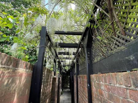 4 bedroom Town house to let in West Borough, Wimborne