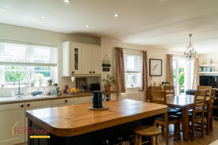 4 bedroom Detached house to let in Tower Close, Chalbury, Wimborne