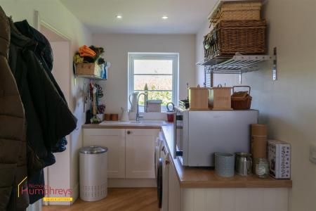 4 bedroom Detached house to let in Tower Close, Chalbury, Wimborne