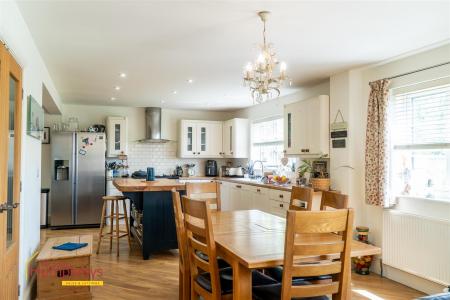 4 bedroom Detached house to let in Tower Close, Chalbury, Wimborne