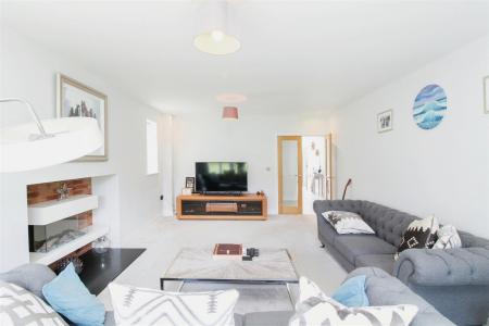 4 bedroom Detached house to let in Canford Magna, Wimborne