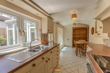 3 bedroom Semi-detached house to let in Greenhill Close, Wimborne