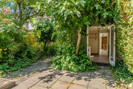 3 bedroom Semi-detached house to let in Greenhill Close, Wimborne