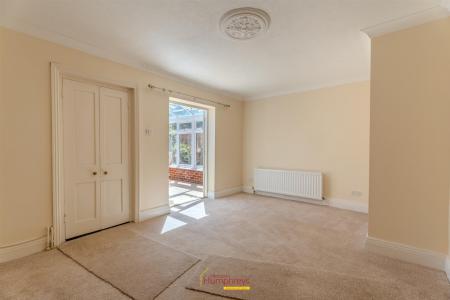 3 bedroom Semi-detached house to let in Greenhill Close, Wimborne