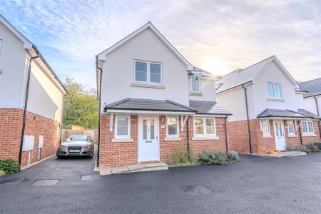 3 bedroom Detached house to let in Churchill Close, Sturminster Marshall, Wimborne