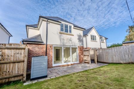 3 bedroom Detached house to let in Churchill Close, Sturminster Marshall, Wimborne